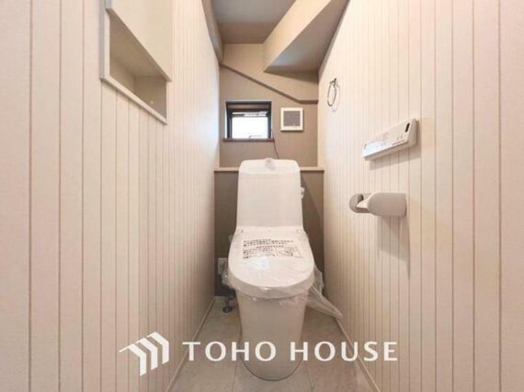 「温水洗浄便座付きトイレ」トイレは快適な温水洗浄便座付です。清潔感のあるホワイトで統一。窓も完備され、いつも清潔な空間であって頂けるよう配慮された造りです。