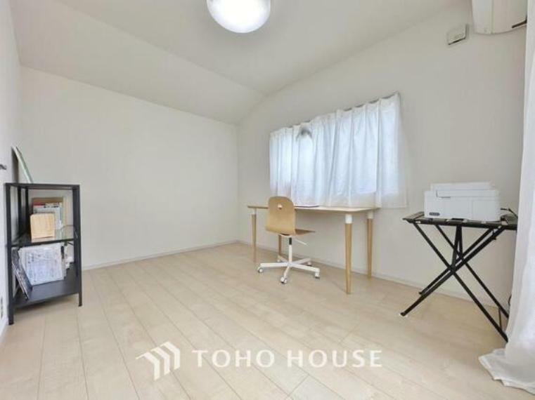 洋室 清潔感あるホワイトの壁紙と温もり溢れるカラーの床材が見事に調和した本邸宅。