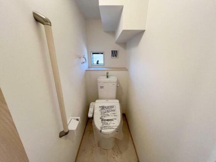 トイレ シャワー洗浄機能付のトイレは、清潔感が印象的な空間ですね。