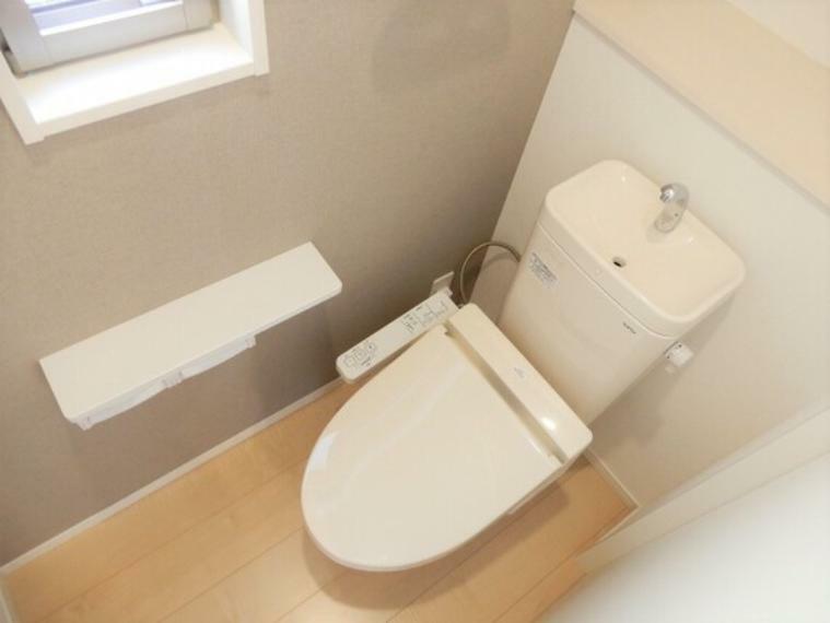 トイレ 2F トイレ。プライベートな空間にこそ洗練された印象を。アクセントクロスを施したレストルーム
