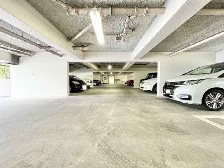 敷地内駐車場 駐車スペースも広く駐めやすくなっております。日々お使いのお車もストレスなく駐車できそうです。