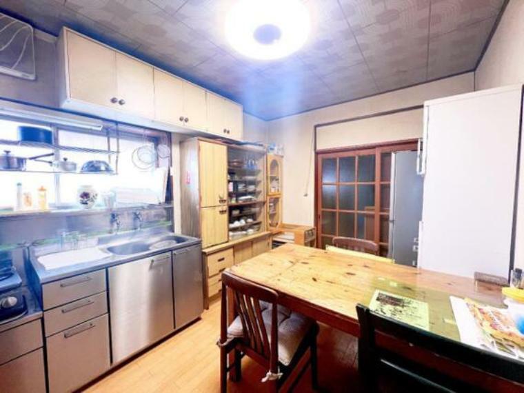 ダイニングキッチン キッチン下に収納が設けられており、調理器具や食器などがすっきりと片付きます。