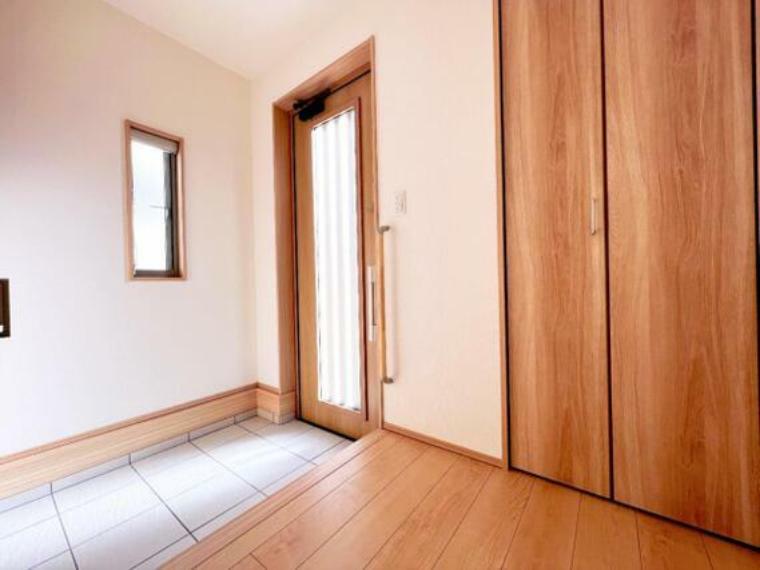 玄関 温かみのある白と木目調の内装でお客さまをお出迎えできます。