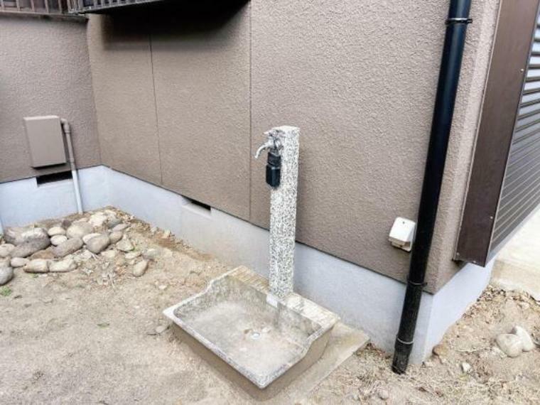 野外に設置の水栓は植物の水やりや洗車に便利です。