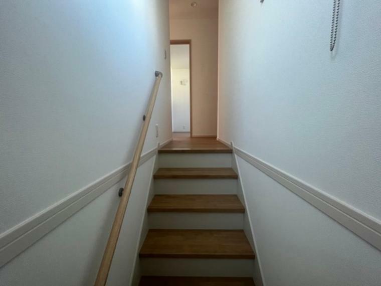 階段には手すりが設置してあります。