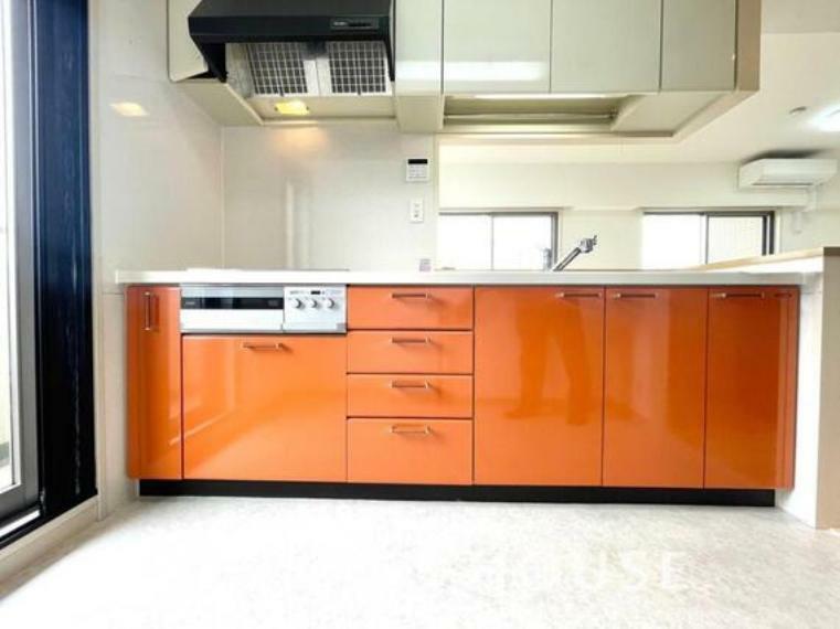 キッチン 大型の冷蔵庫やレンジボードもしっかり置ける広々としたキッチンスペース。