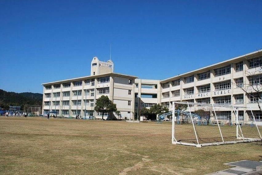 皇徳寺小学校【鹿児島市立皇徳寺小学校】は、皇徳寺台2丁目に位置する1991年創立の小学校です。令和4年度の生徒数は382人で、15クラスあります。校訓は「かしこく　やさしく　たくましく」です。
