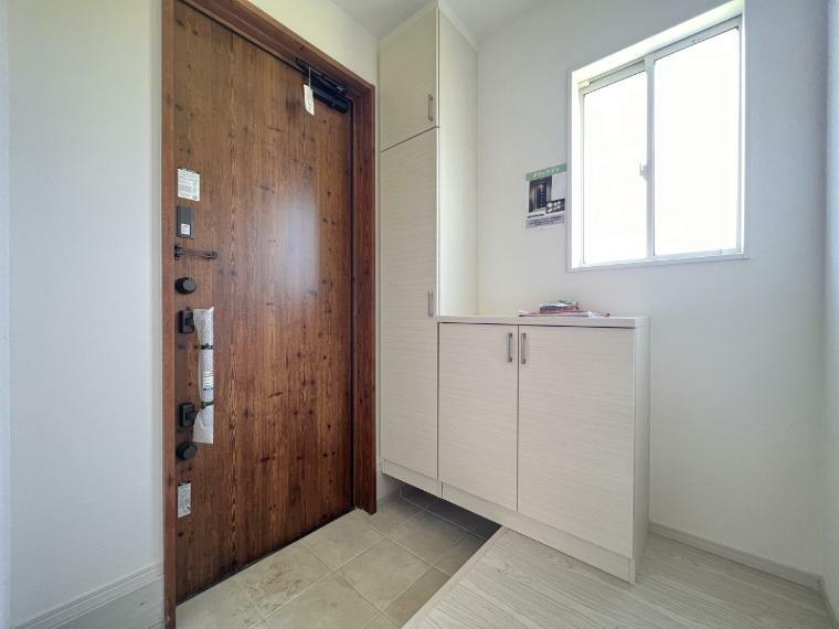 玄関 ゆとりのある玄関空間は、家族や来客が快適に出入りできる環境を提供します。（1号棟）