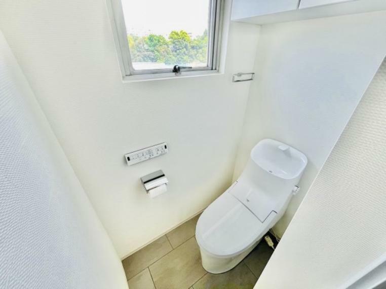 清潔感のあるトイレです。窓がついているので換気にも便利です。