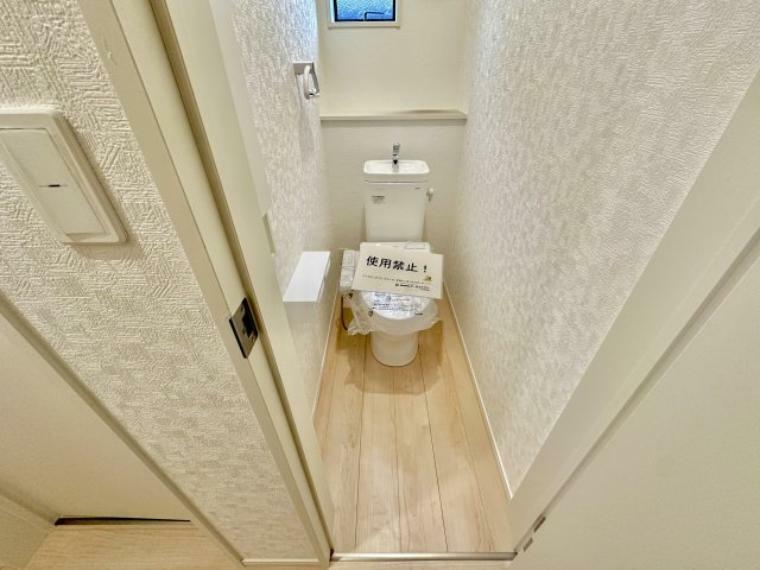 【1号棟】節水型でエコなトイレには、今では当たり前のウォシュレット付き。便座を温める機能もついていて、居心地良くてトイレから出られなくなるかも！換気用に換気扇はもちろん、窓も着いているので常に快適です