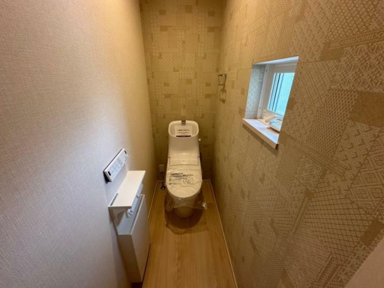 トイレ 清潔感のあるウォシュレット機能付きのトイレです。