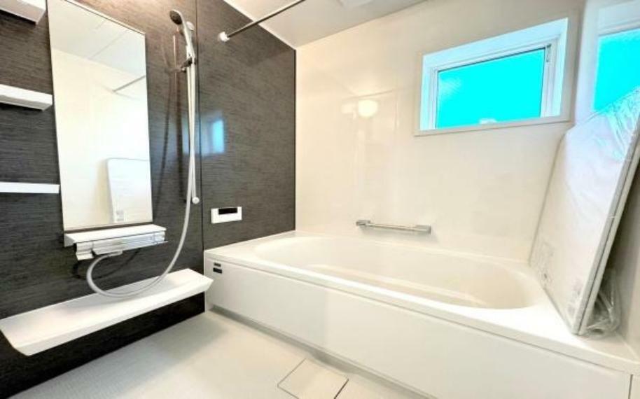 《浴室》■高級感のあるバスルームは一日の疲れを癒す居心地の良い空間です。