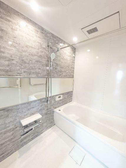 ワイドミラーの視覚効果で、浴室内が広く見えるデザインです。便利な浴室乾燥機付き。