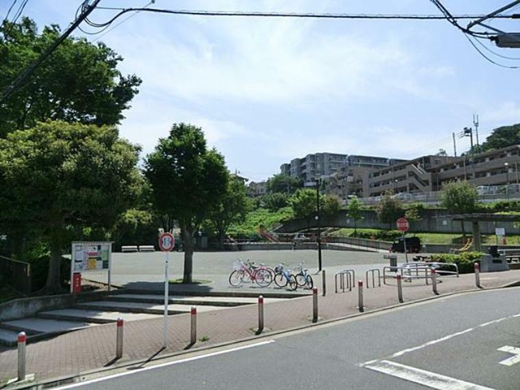 公園 中原公園（住宅街の中の明るい公園。広い広場とお子様が楽しめる遊具が揃っています。）