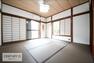 和室 タタミの香りが安らぎを与える、リラックス空間。窓も大きく開放感のある和室となっております。日本人の心感じる「和」の空間。