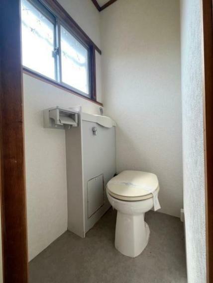 トイレ 【トイレ】小窓付で通風も良好です。