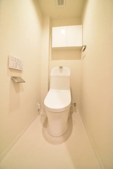 トイレ 【同社施工例】暖房便座、ウォシュレット付きで快適にお使いいただけます。
