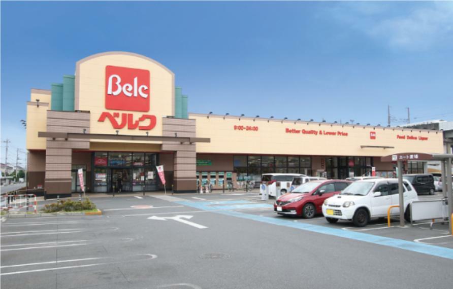 現地から840m（最長）　ベルク 熊谷銀座店　生鮮食料品を中心に取り扱う地域密着型のスーパー。9時から24時まで営業している店舗です。（約840m・徒歩11分）