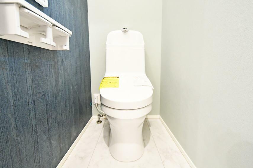 トイレ 現地写真（温水洗浄便座は1階・2階のトイレに標準で装備。清潔を保ちやすくするため操作はリモコン式）