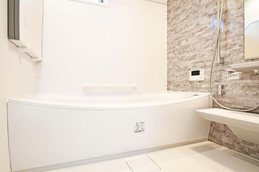 浴室 現地写真（TOTO製サザナ。ホッカラリ床、魔法びん浴槽、浴室暖房、乾燥換気扇など便利な機能が満載）
