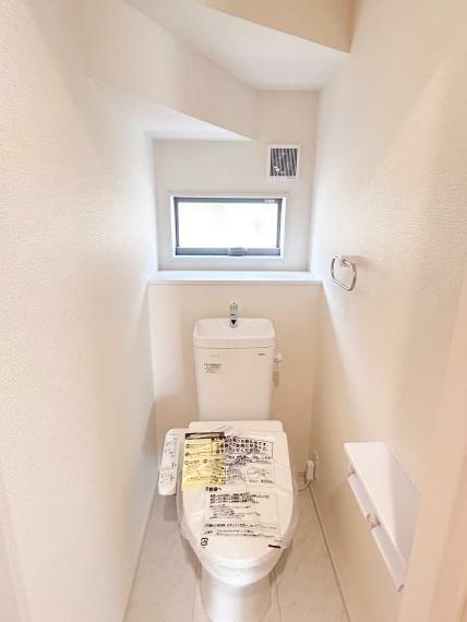 トイレ 節水省エネ仕様のウォシュレット付シャワートイレです。進化したふちでお手入れも簡単。