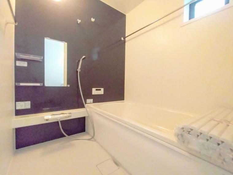 浴室 【浴室】雨の日でも便利な浴室換気乾燥機付！ゆったりした浴槽が魅力の一坪サイズのユニットバス！一日の疲れも癒されますね！