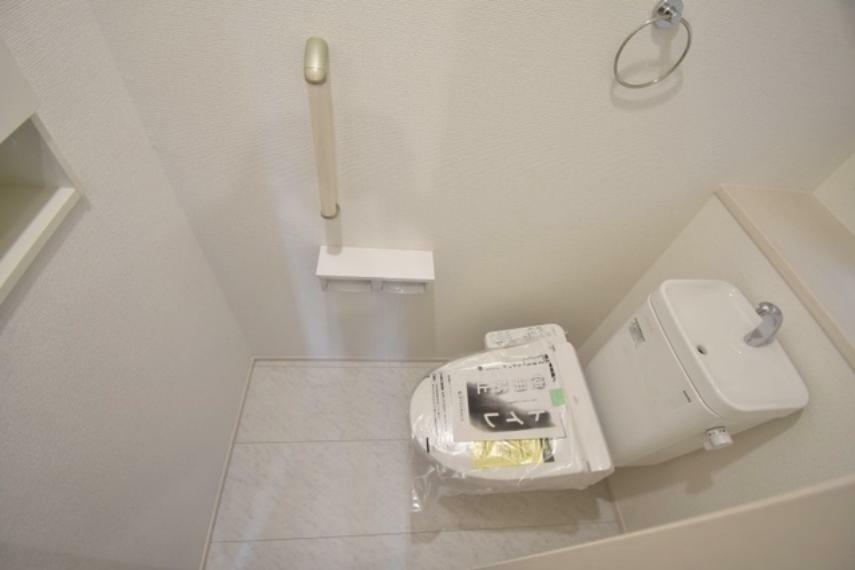 トイレ 1階トイレ。トイレにはウォシュレット機能を標準装備。