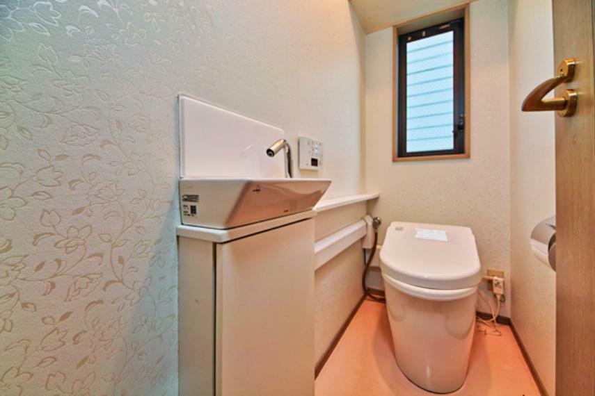 【2階トイレ】ウォシュレット機能付きの清潔感のあるトイレです。カウンター付きの手洗い場が付いています