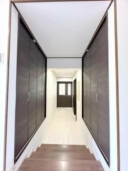 ■廊下両サイドには豊富な収納スペースが広がります