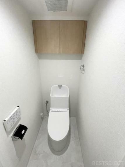トイレ 快適な温水洗浄機能付。トイレ周りで利用する小物の収納に嬉しい収納棚付。