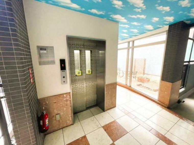青空模様のエレベーターホール