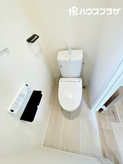 トイレ 2階シャワートイレ。棚付2連紙巻機のペーパーホルダーは補充もスムーズです。