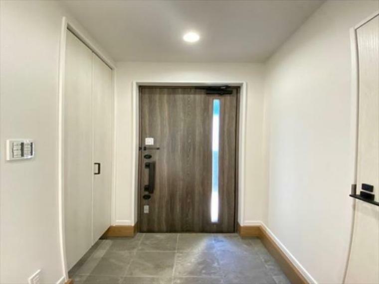 玄関 広々とした玄関は収納豊富なシューズクローゼットも完備。雑多な玄関でなくスッキリ空間としての家の顔にできるよう設計しました。（2024.4.10撮影）