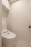 トイレ 白を基調にした清潔感のあるトイレには、便利な吊戸棚を設置