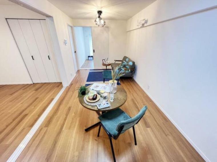 居間・リビング LDKに隣接するお部屋は扉を開放し、広い空間で寛いで頂けます。