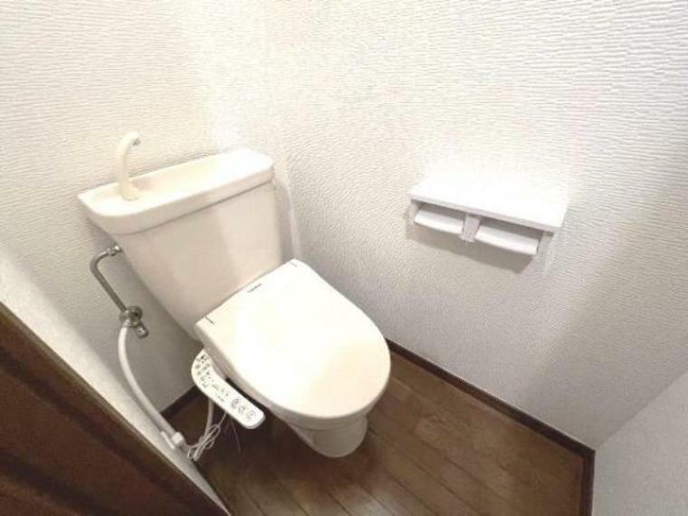 トイレ 温水洗浄機能付きトイレです。