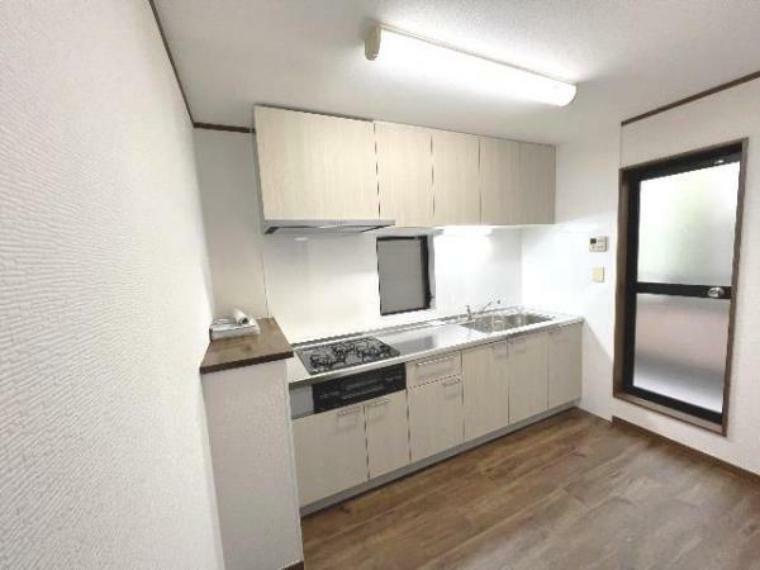 キッチン 壁付けキッチンは壁との間に空間を作らないので、限られたキッチンスペースを有効に活用することができます。