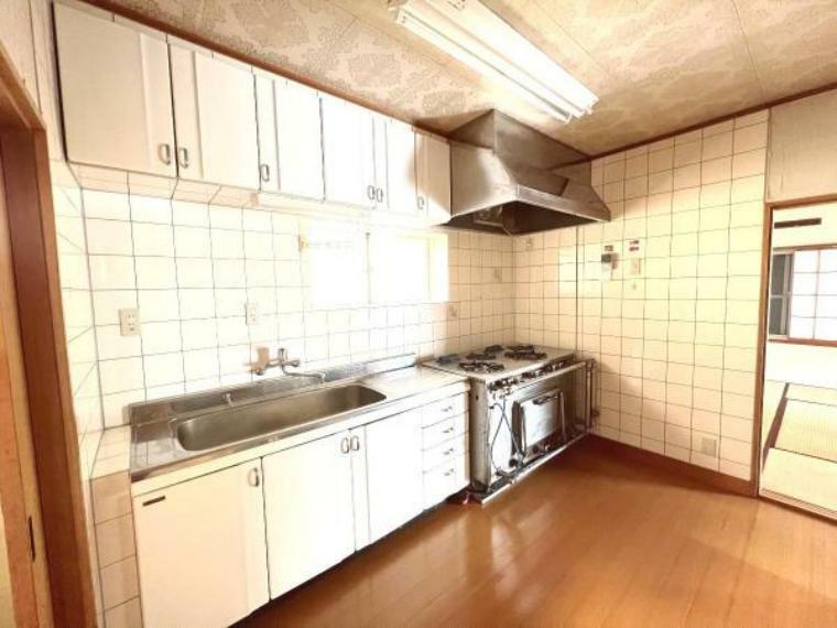 スペースが有効的に使える壁付けタイプのキッチン。