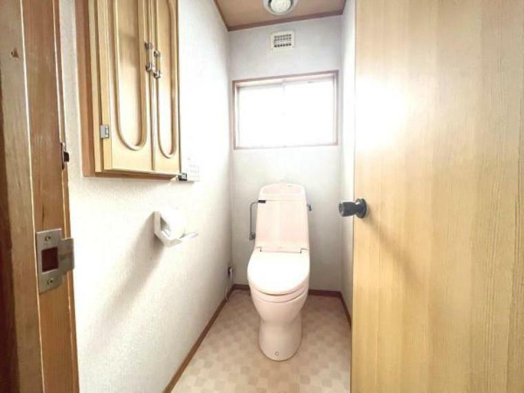 トイレ 窓のあるトイレは換気も良好。
