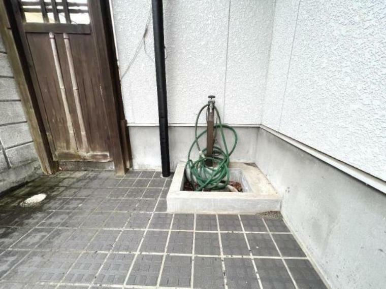 玄関 ガーデニングにも便利な外水栓がございます。