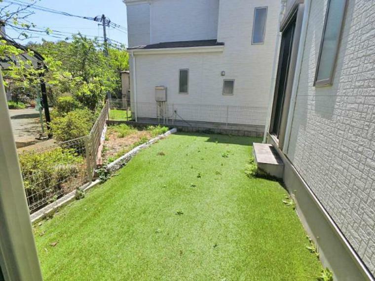 広々とした庭は人工芝が敷いてあり緑でリフレッシュできそうです