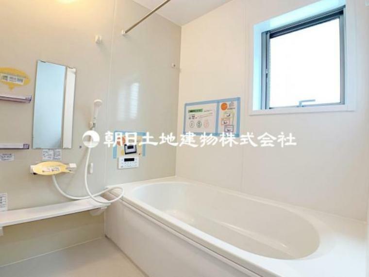 浴室 温かさを保つ浴槽など機能的で清潔感溢れる浴室。