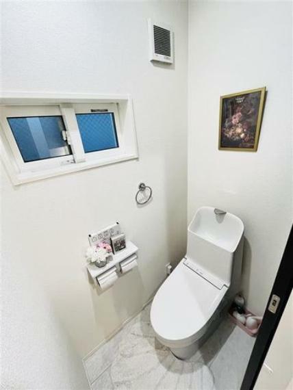 トイレ 換気もしやすい窓付きトイレ、自然の明かりが差し込みます。