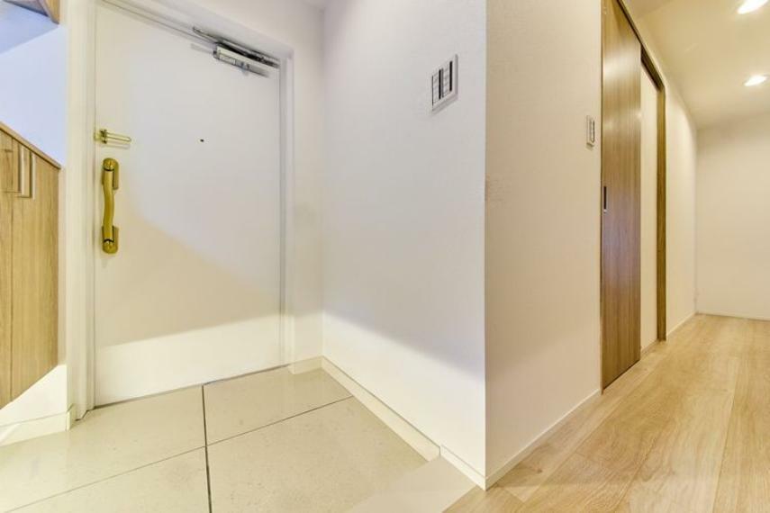玄関 クランク式の廊下です。プライバシーの確保や邸宅感、廊下でのインテリアを楽しむことが出来る設計となります。廊下は姿見付きとなります。