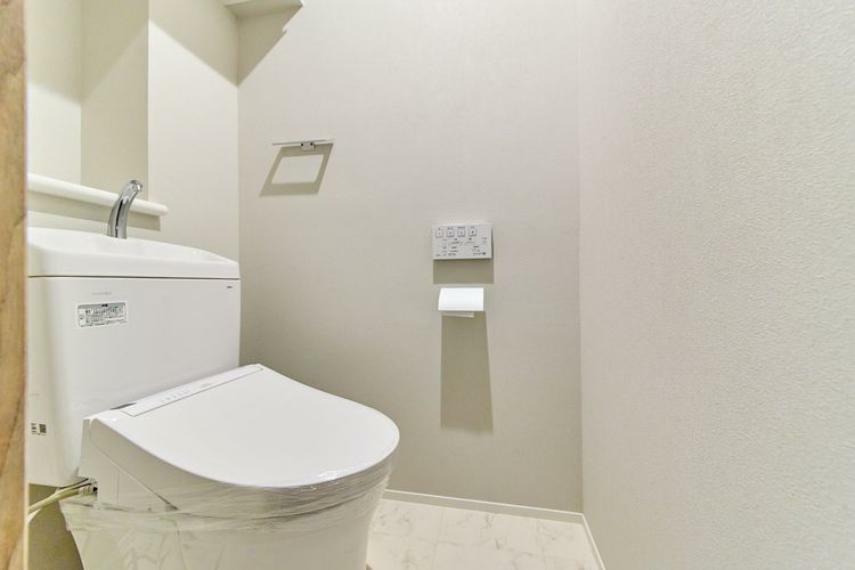 トイレ トイレは快適な温水洗浄便座付です。清潔感のあるホワイトで統一。いつも清潔な空間であって頂けるよう配慮された清潔感のある造りとデザインです。