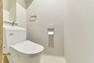トイレ トイレは快適な温水洗浄便座付です。清潔感のあるホワイトで統一。いつも清潔な空間であって頂けるよう配慮された清潔感のある造りとデザインです。