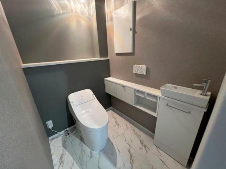 トイレ 温水シャワー洗浄機能付のトイレは、清潔感が印象的な空間ですね。