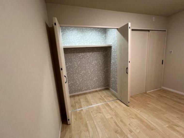 約6帖の洋室です。クローゼット完備で、お部屋の生活スペースが有効的に使えますね。