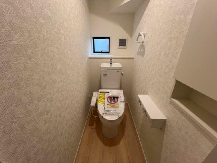 トイレ トイレは温水洗浄便座付で快適にお使いいただけます。