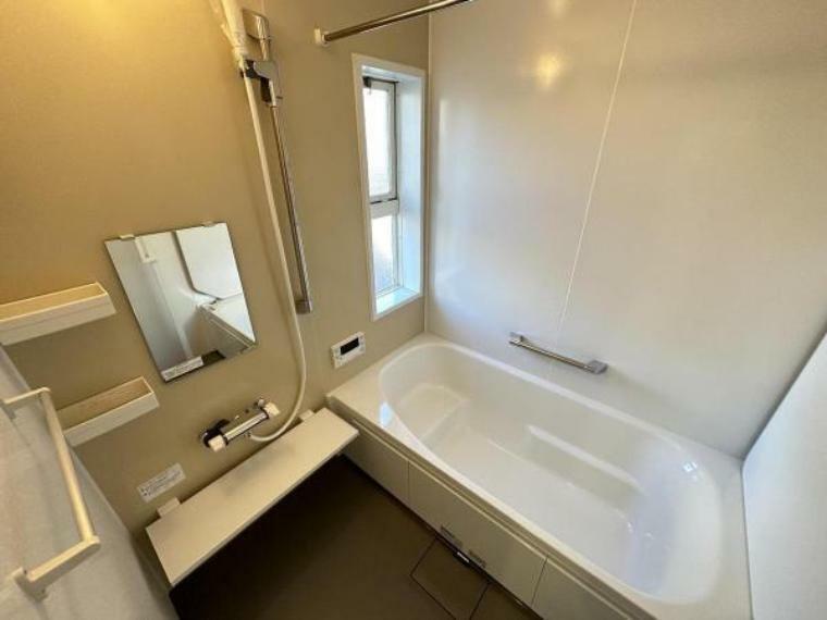 浴室 窓付で換気の優れたバスルーム。